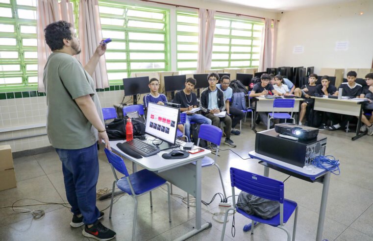 Câmara Legislativa aprova transparência em material escolar