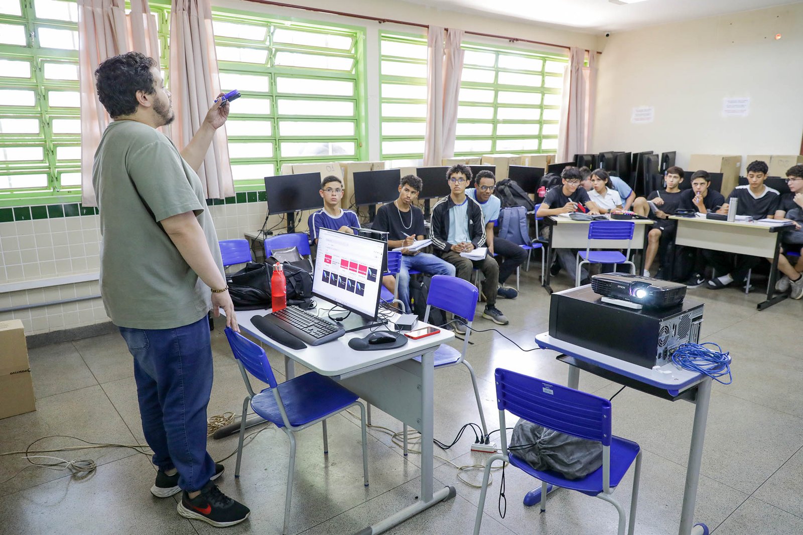 Câmara Legislativa aprova transparência em material escolar
