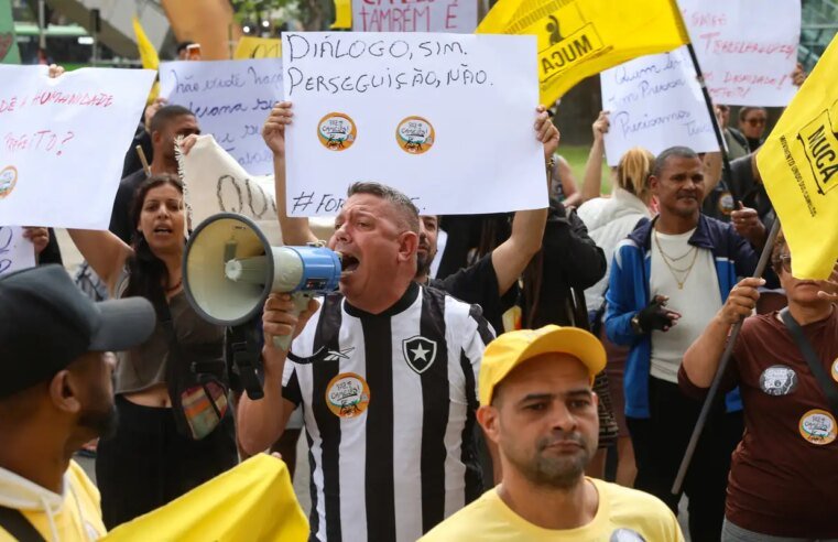 Camelôs protestam contra programa da prefeitura no Rio
