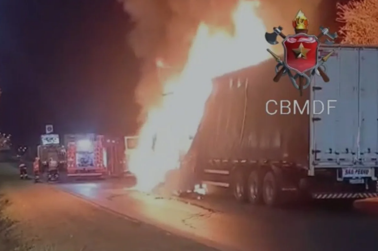 Caminhão carregado com ração e móveis pega fogo na BR-020 e interdita rodovia