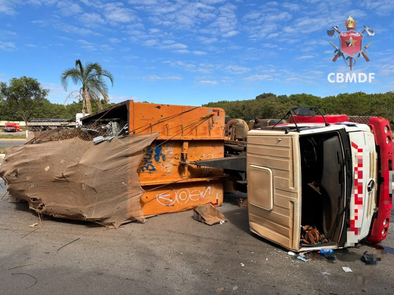 Caminhão tomba no SIA e motorista é levado ao hospital