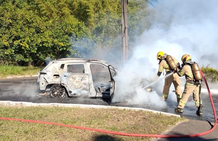 Carro pega fogo e fica destruído na entrada de quadra do Park Way