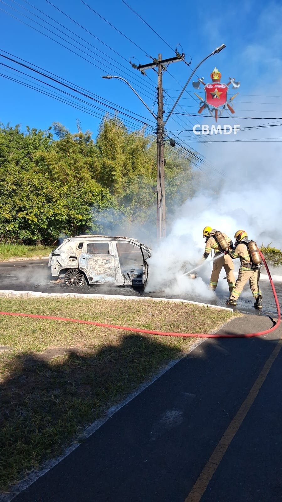 Carro pega fogo e fica destruído na entrada de quadra do Park Way