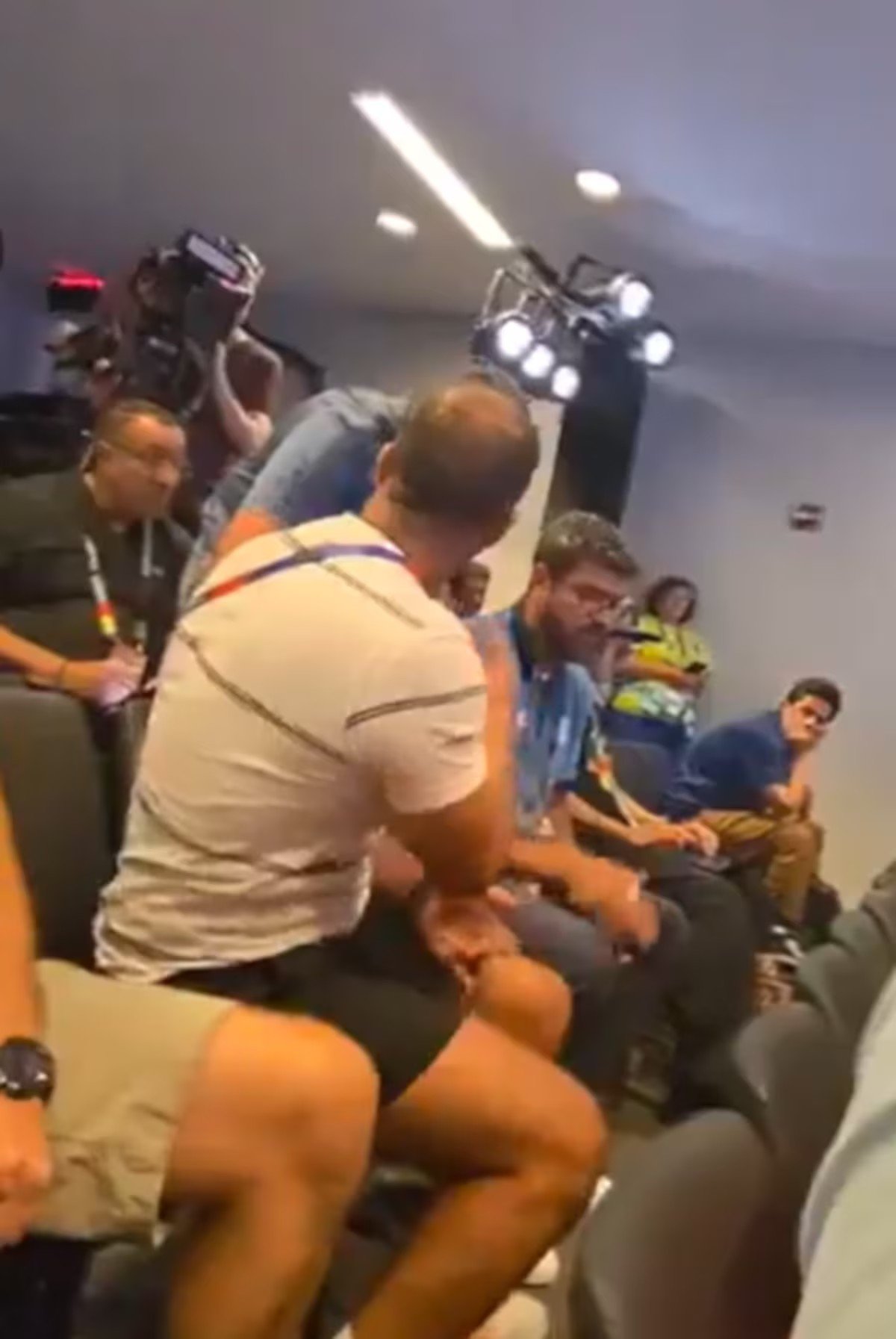 Coletiva com jogador marroquino tem confusão envolvendo repórter da Globo: ‘pedimos desculpas’
