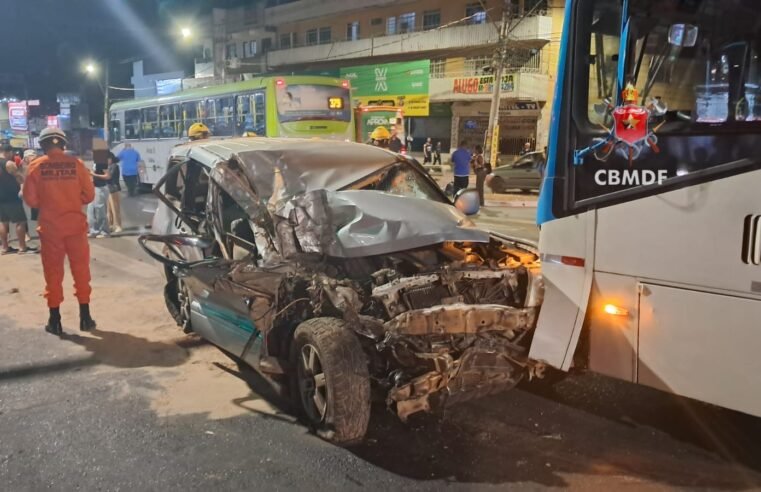 Colisão entre dois ônibus e SUV deixa motorista ferido na Avenida Hélio Prates
