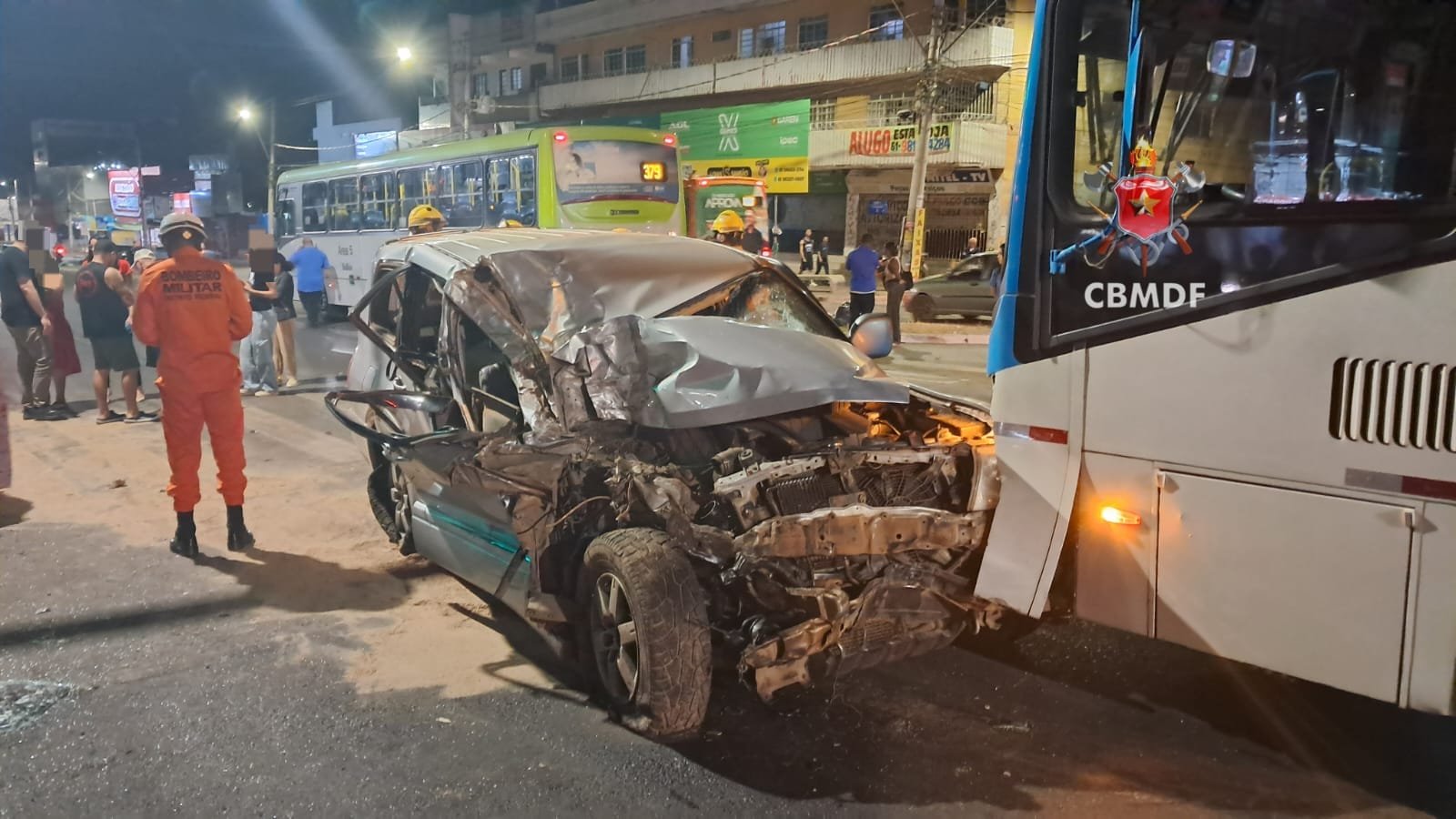Colisão entre dois ônibus e SUV deixa motorista ferido na Avenida Hélio Prates