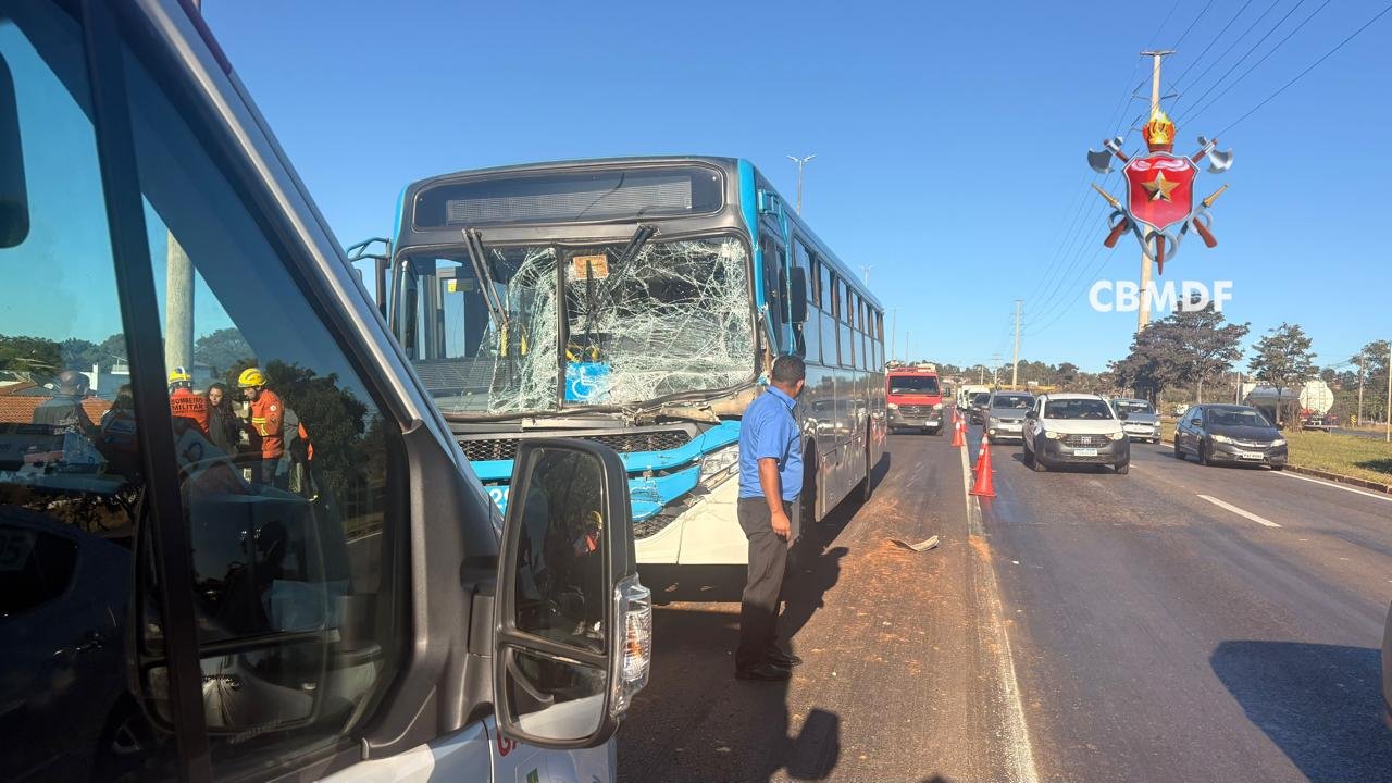 Colisão entre ônibus e caminhão deixa 14 feridos na EPNB