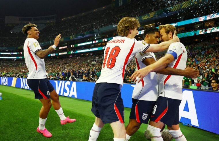 Com um a menos, Inglaterra derruba México no Azteca e segue na Copa