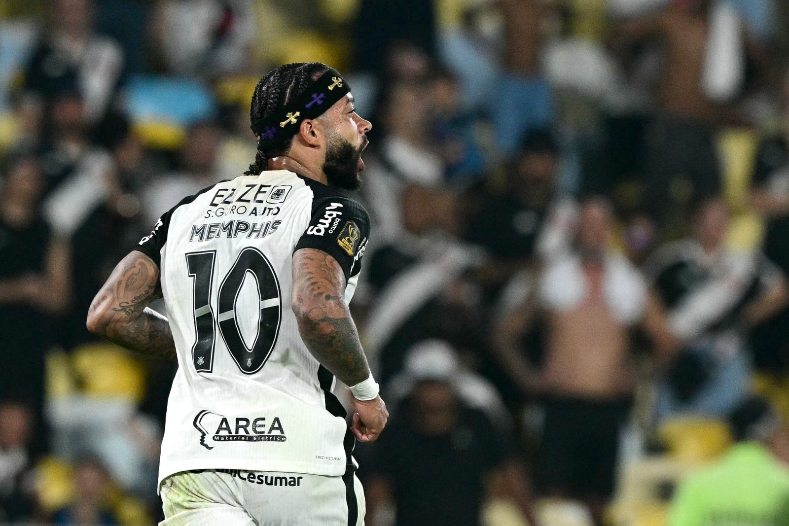 Corinthians encaminha renovação com Memphis Depay por mais dois anos