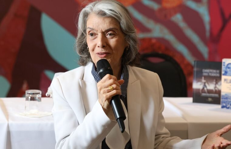 Democracia está nas mãos do povo, não em palácios, diz Cármen Lúcia