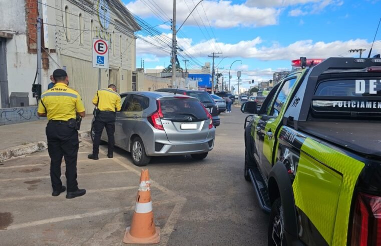 Detran-DF fiscaliza vagas especiais e autua motoristas irregulares