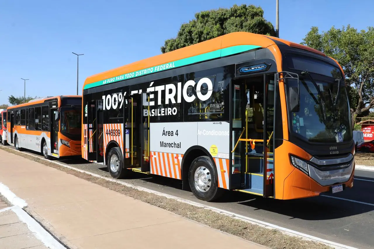 Dezoito ônibus elétricos passam a atender 26 linhas no DF