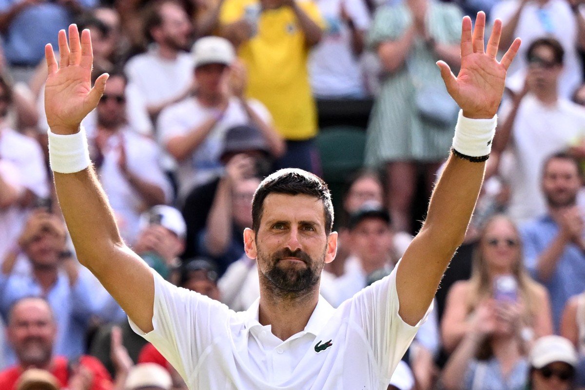 Djokovic leva susto, mas vence algoz de João Fonseca e avança em Wimbledon