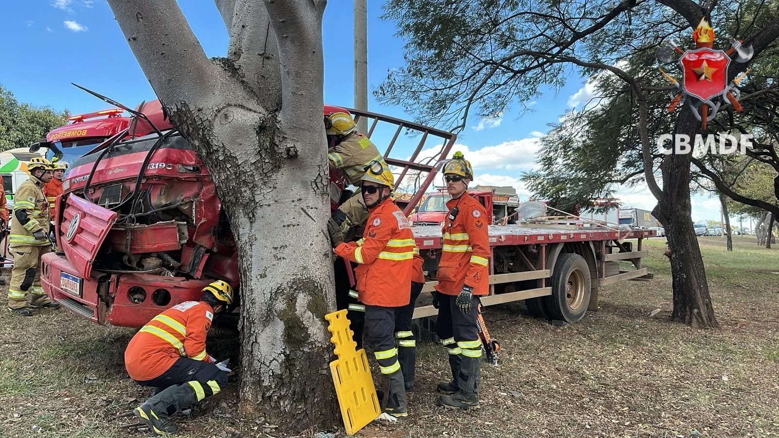 Duas pessoas ficam feridas após caminhão colidir contra árvore na EPIA Norte