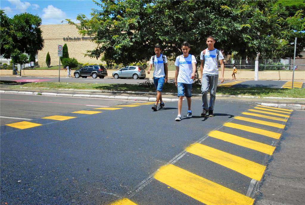 Faixa de pedestre elevada será obrigatória em escolas e unidades de saúde no DF