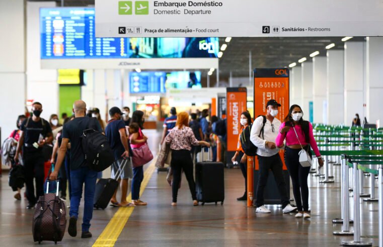 Férias de julho aumentam movimento em aeroporto e rodoviária; diferença entre viajar de ônibus e avião chega a R$ 1,600