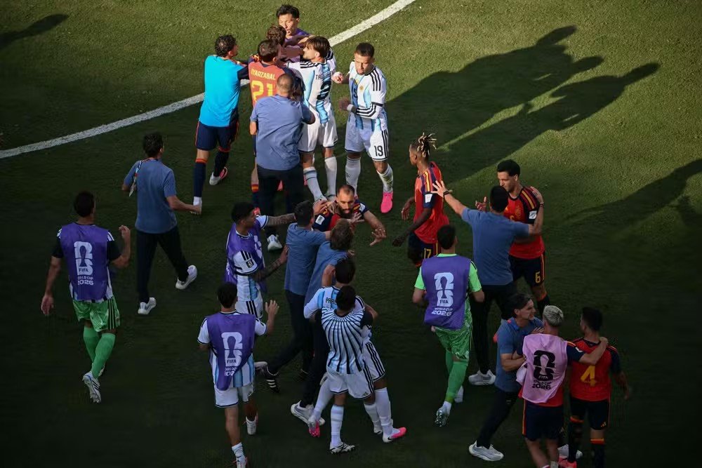 Fifa abre processo contra Paredes, Molina, Almada, Ayala e Gavi por incidentes na final da Copa