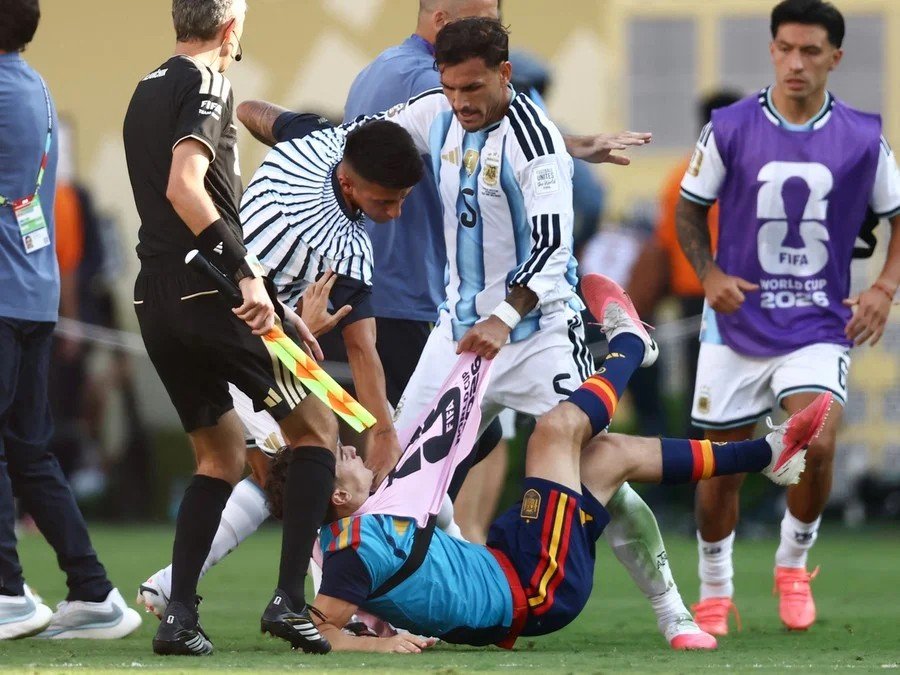 Fifa abre processos disciplinares contra Argentina por atos de torcedores e confusão na Copa