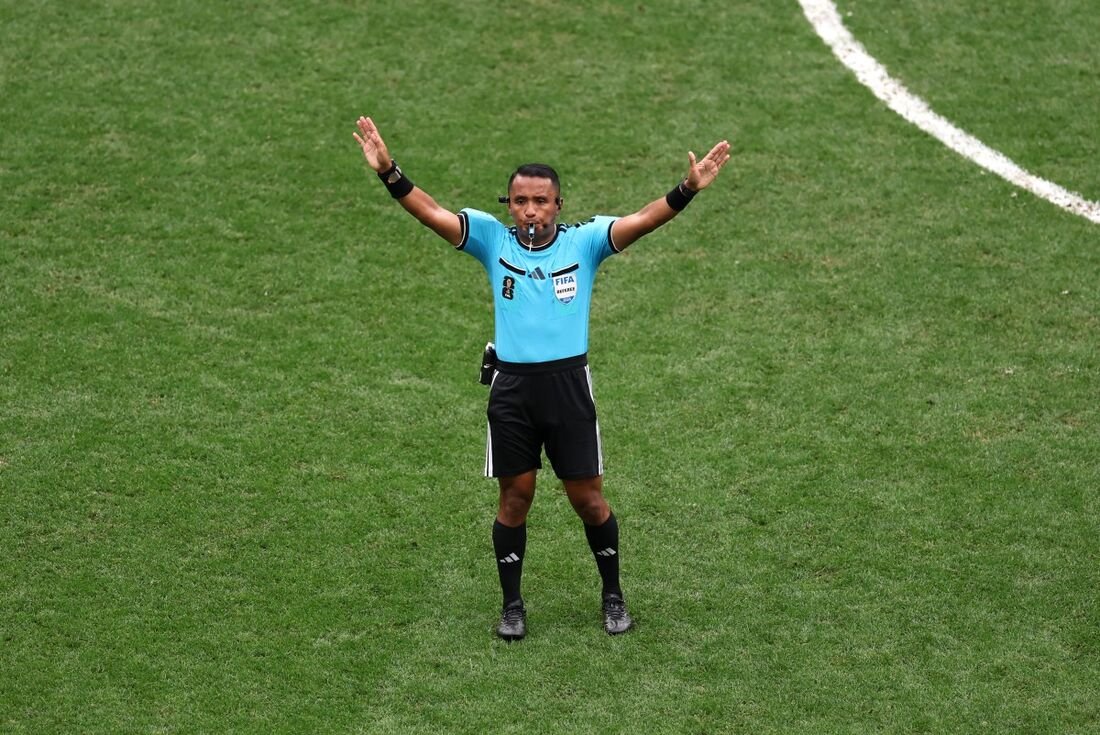 Fifa defende árbitro da semifinal da Copa após críticas de Deschamps