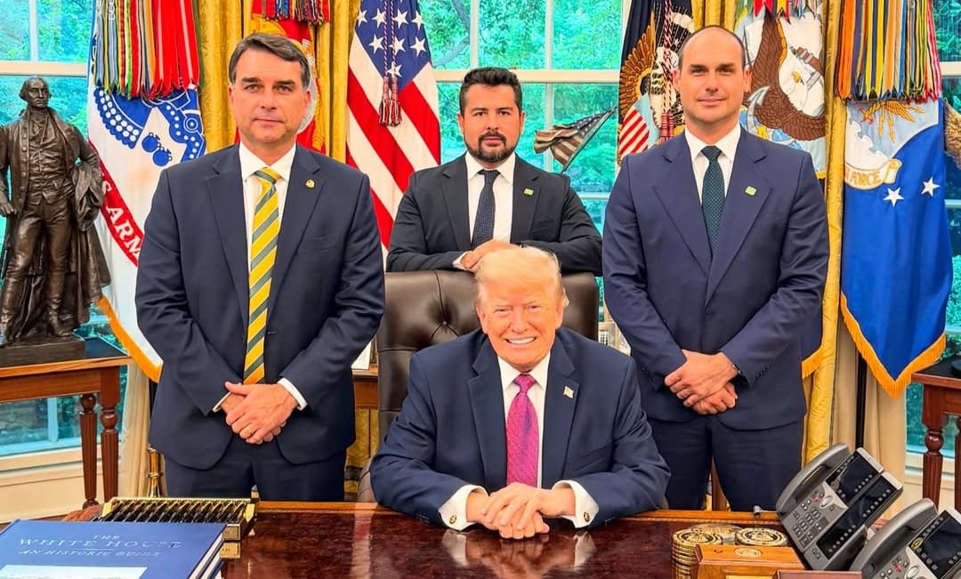 Flávio Bolsonaro pede ao governo Trump que adie tarifas sobre o Brasil