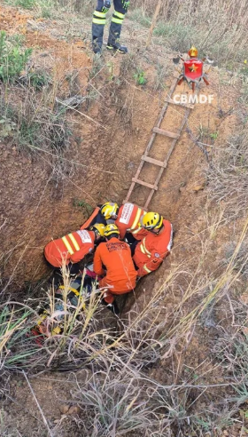 Homem é resgatado após cair em buraco de três metros em área rural do DF