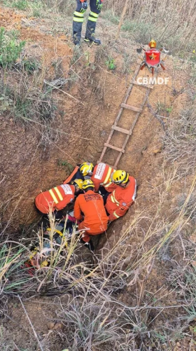 Homem é resgatado após cair em buraco de três metros em área rural do DF