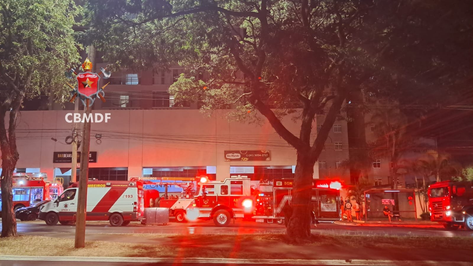 Incêndio atinge apartamento no 21º andar e leva à evacuação de prédio no Gama
