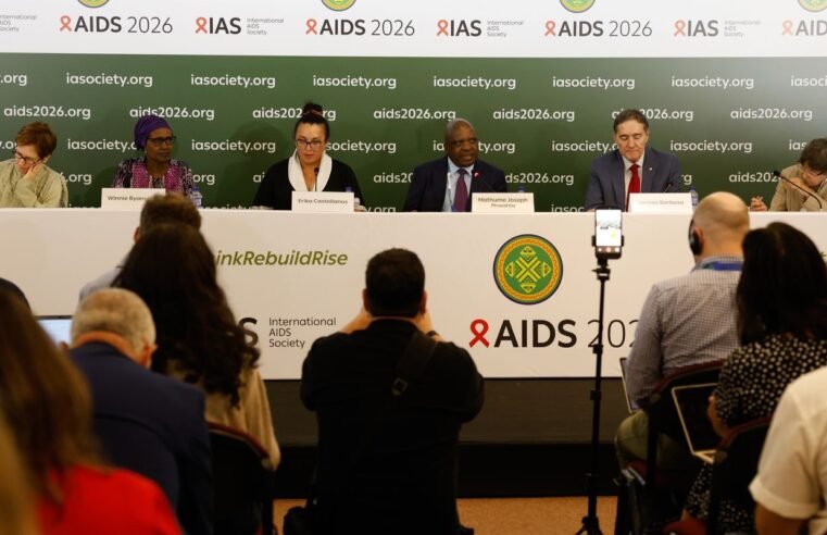 Infecções e mortes por HIV caem, mas falta de recursos ameaça avanços