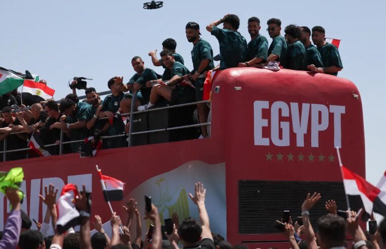 Jogadores do Egito são recebidos como heróis após atuação na Copa