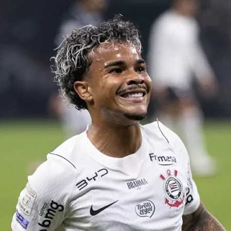 Kaio César decola no Corinthians após brecha de Memphis: ‘Cada vez melhor’