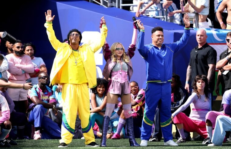 Madonna é conduzida por Ronaldinho e Ronaldo no encerramento da Copa