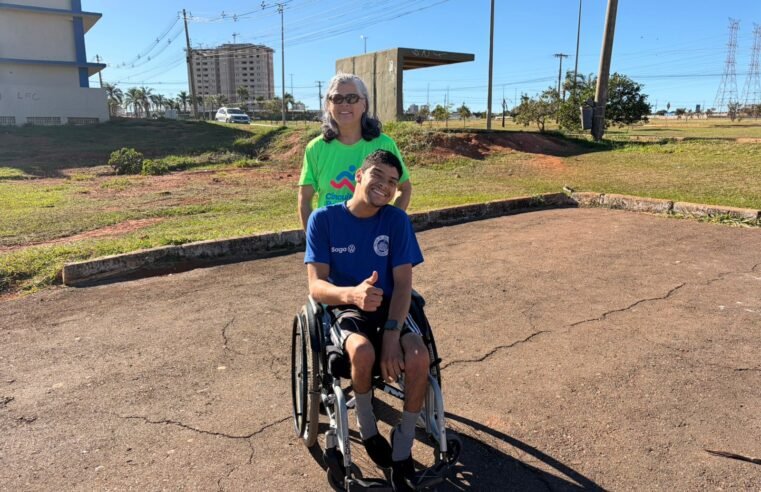 Mãe e filho enfrentam desafios de falta de acessibilidade em parada de ônibus em Samambaia