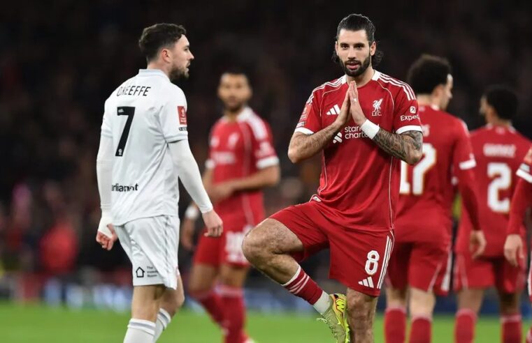 Meia húngaro Dominik Szoboszlai renova com o Liverpool