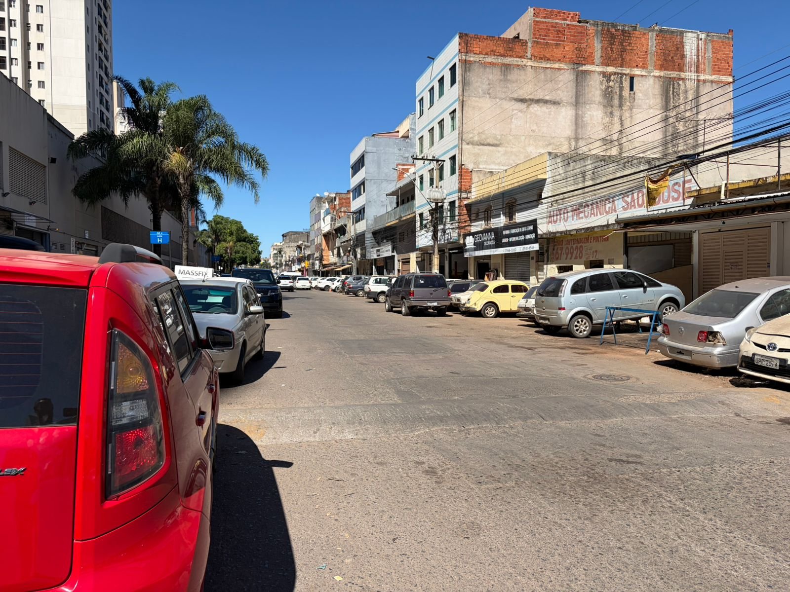 Moradores e trabalhadores do Guará II denunciam carros abandonados e falta de vagas na QE 40 