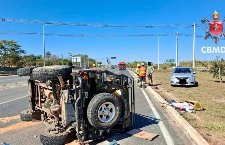Motorista de 79 anos fica ferido após capotamento na descida do balão do Torto