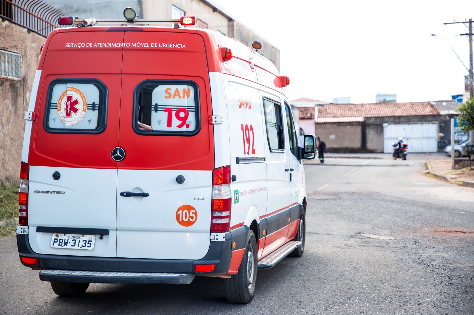 Motorista morre após colisão entre carro e caminhão na DF-180