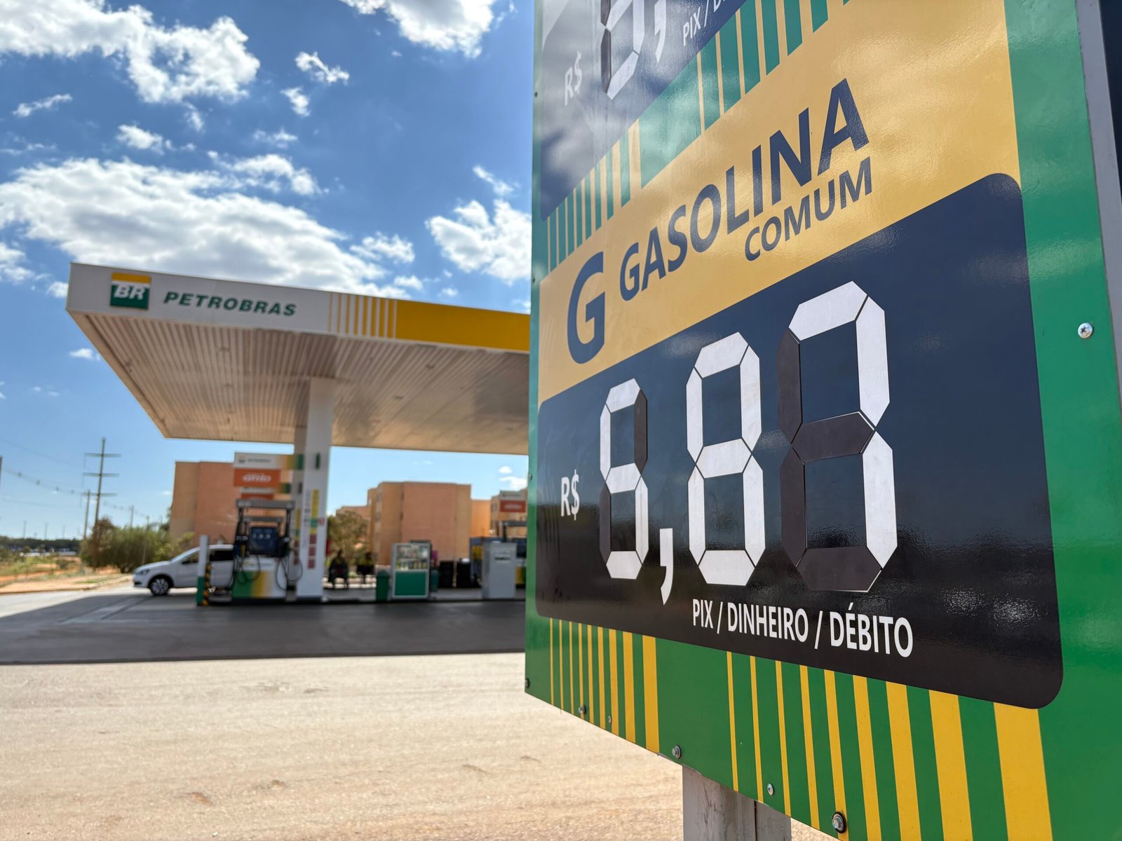 Motoristas encontram postos com o litro de gasolina custando menos de R$ 6,00 no DF