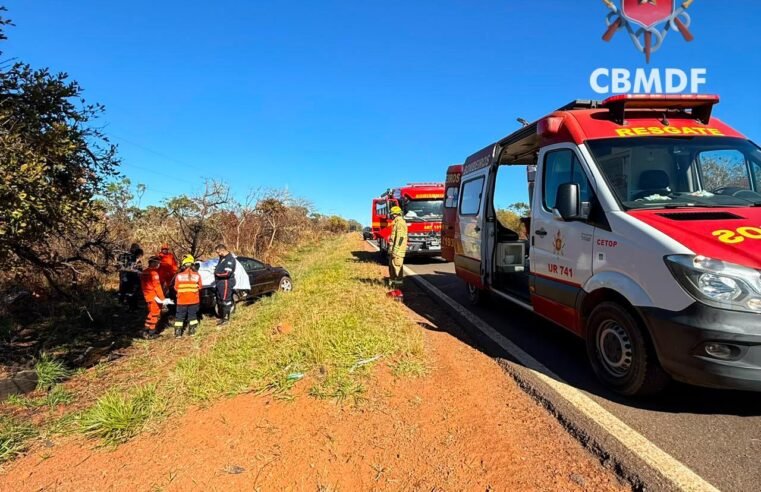 Mulher morre após carro bater em árvore na DF-190