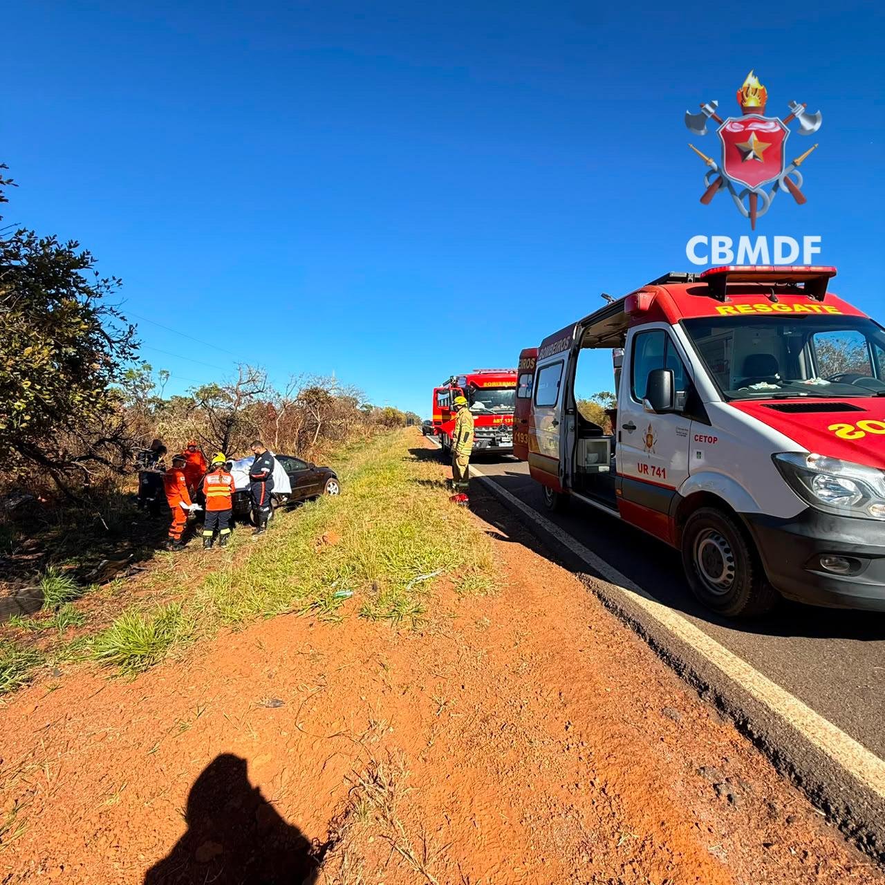 Mulher morre após carro bater em árvore na DF-190
