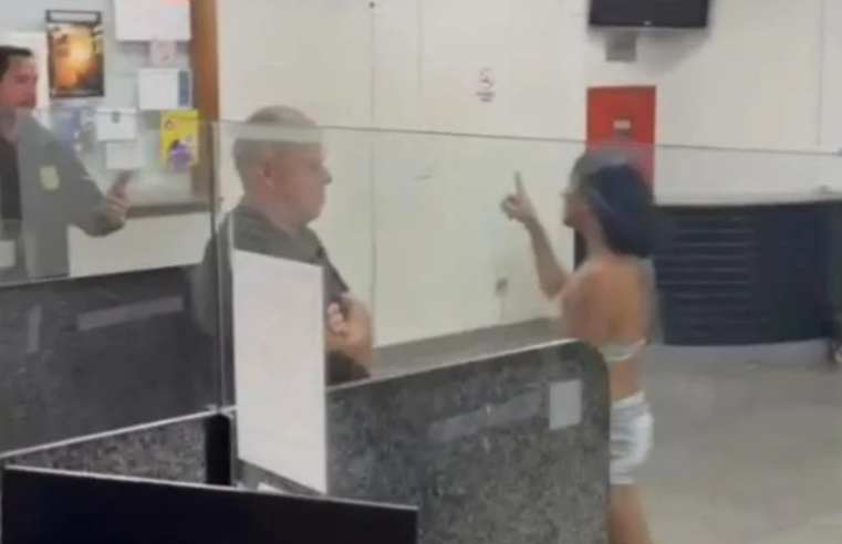 Mulher trans é presa após furtar celular, ofender policial com injúria racial e causar confusão em delegacia do DF
