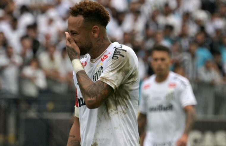Neymar vai a campo e treina normalmente após se reapresentar no Santos