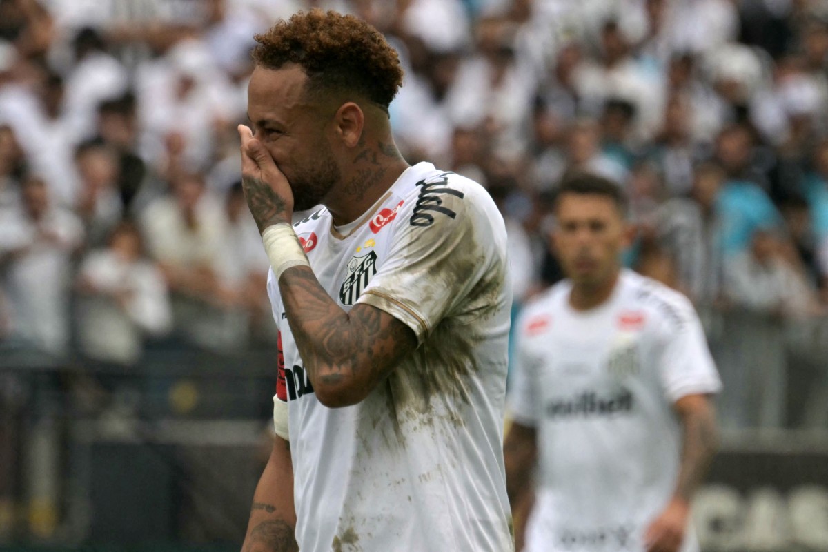 Neymar vai a campo e treina normalmente após se reapresentar no Santos