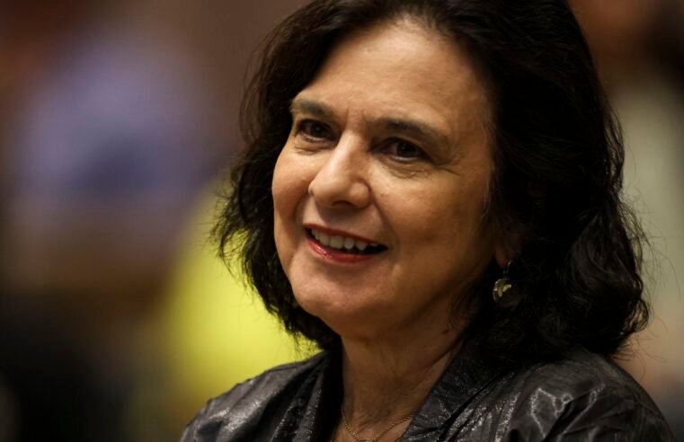 Nísia Trindade lança livro sobre bastidores da covid-19