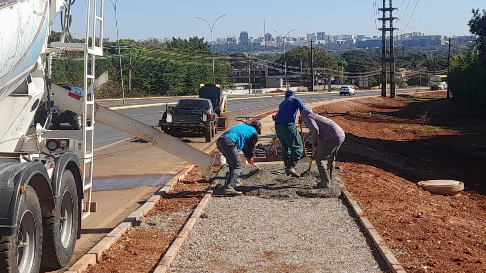 Novas calçadas na EPCV ampliam mobilidade no Lago Sul