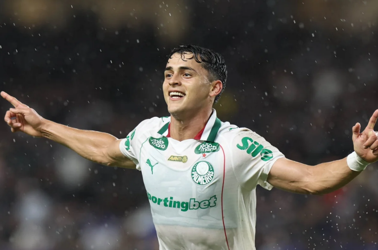 Palmeiras goleia o Vitória, amplia vantagem na liderança e abre distância do Flamengo