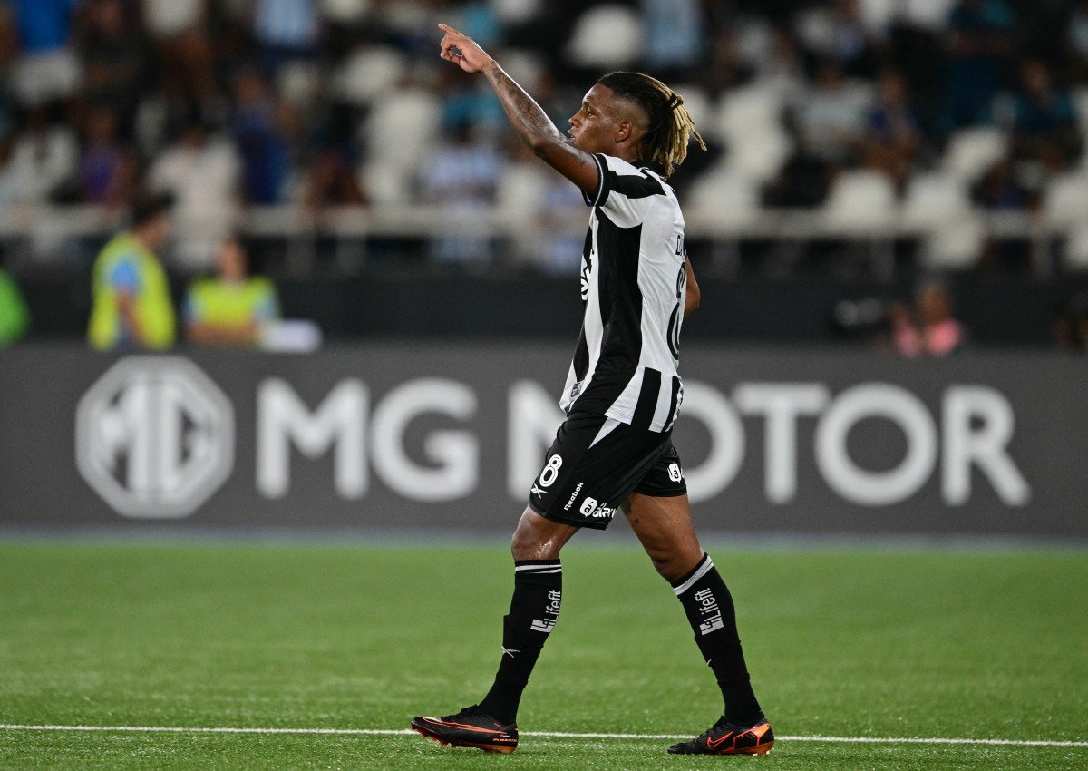 Palmeiras tem concorrência de quatro clubes europeus por Danilo
