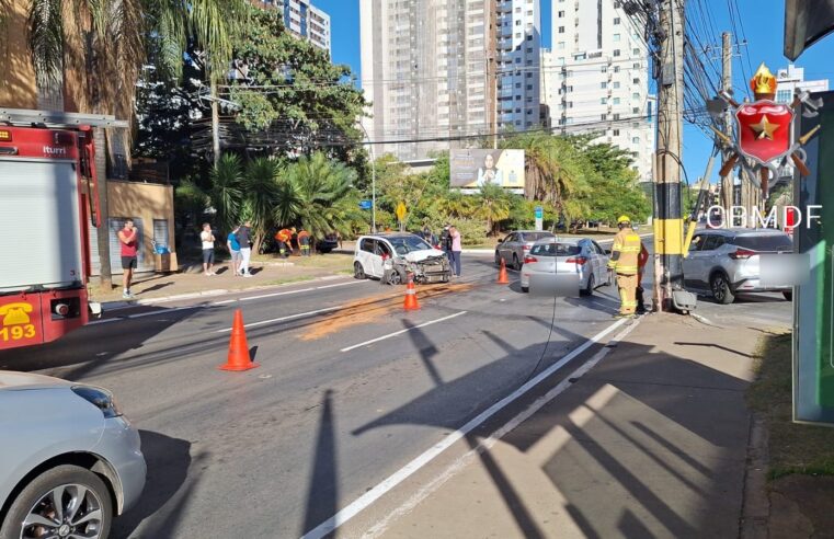Parte de Águas Claras fica sem energia após carro bater em poste