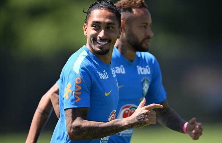 Raphinha retorna aos treinos com a Seleção Brasileira