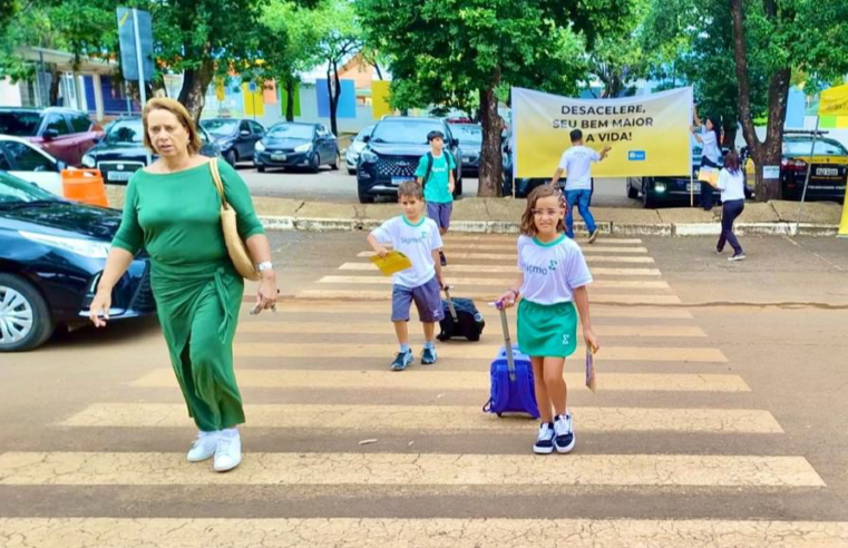 Retorno das aulas aumenta trânsito e mobiliza agentes nas escolas