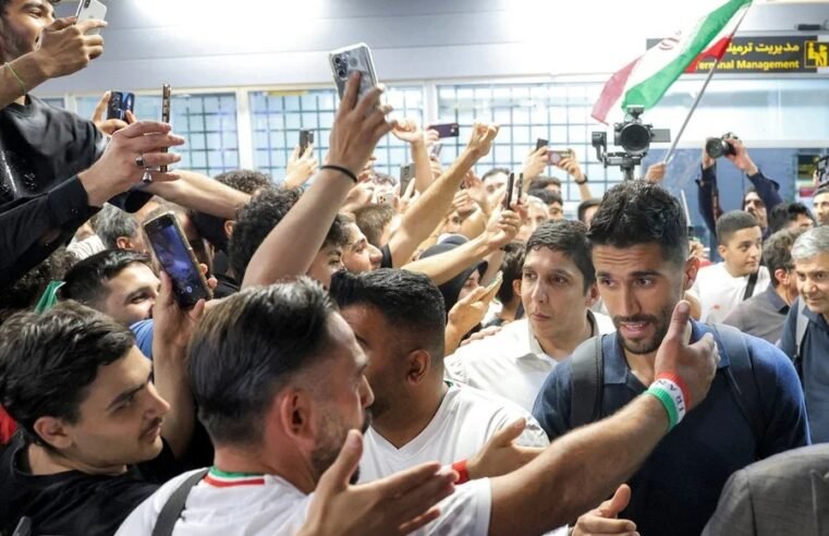 Seleção iraniana é recebida com festa no retorno a Teerã